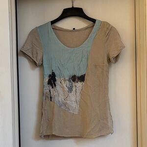 Adventure des toiles Elegant Beige and Blue Women's Short Sleeve Top